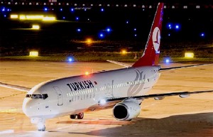 Avión de Turkish en aeropuerto, de noche