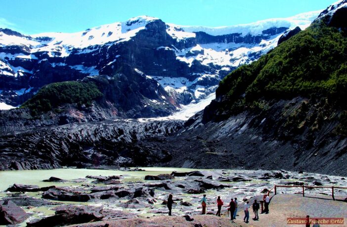 El glaciar negro del volcán Tronador
