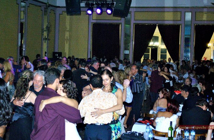Turistas italianos con orden de cuarentena por coronavirus están en un tour de tango en Argentina