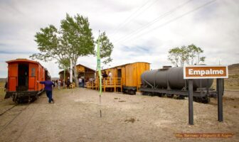 El tren turístico La Trochita inauguró una nueva estación en la estepa patagónica