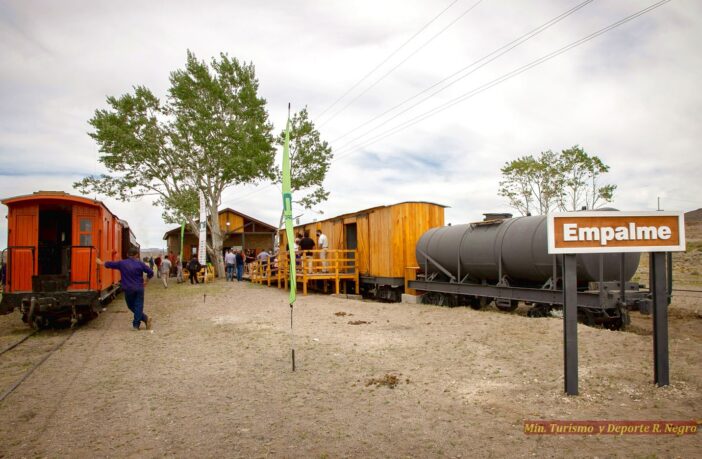 El tren turístico La Trochita inauguró una nueva estación en la estepa patagónica
